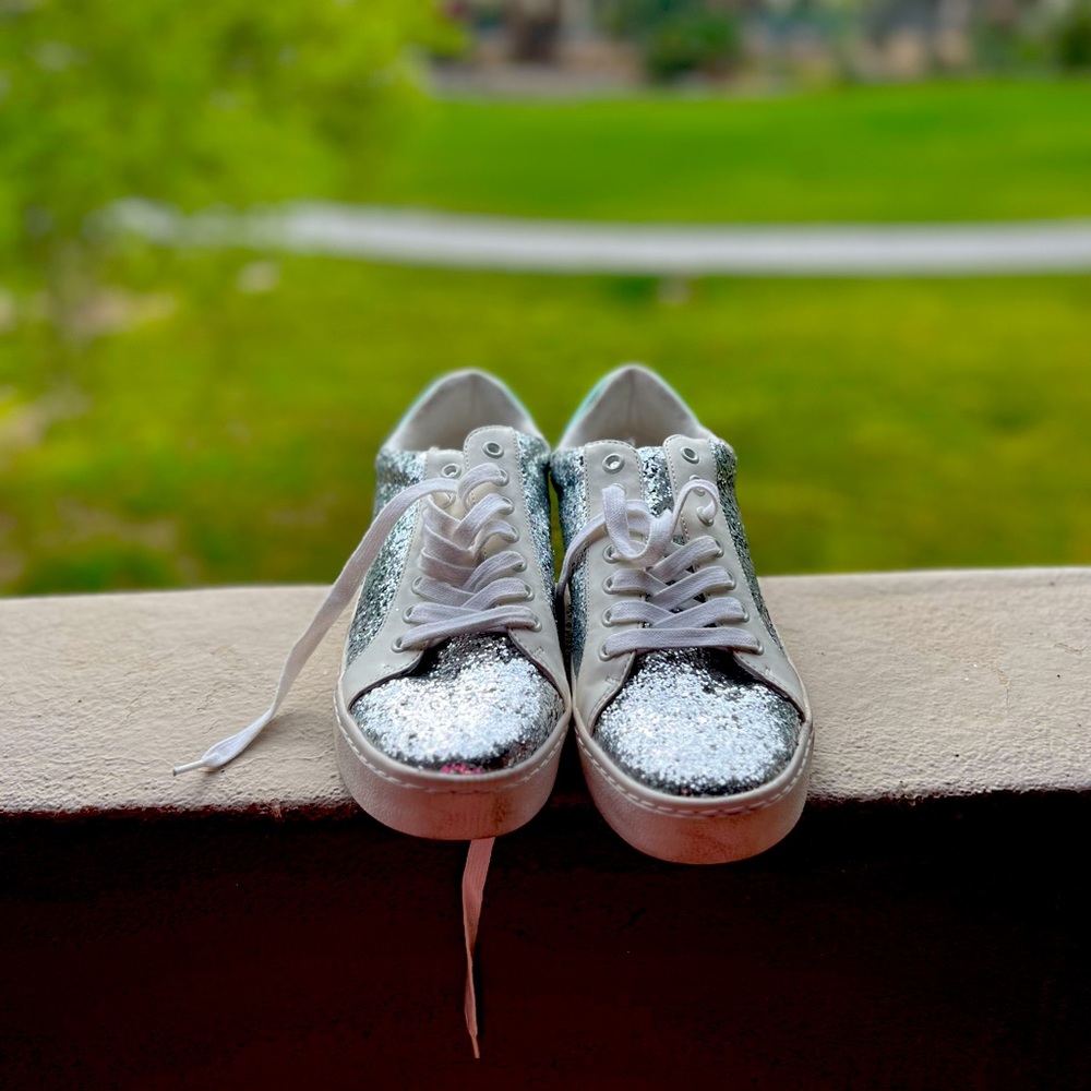 Women Tennis Shoes Abound size 9.5 white & Silver